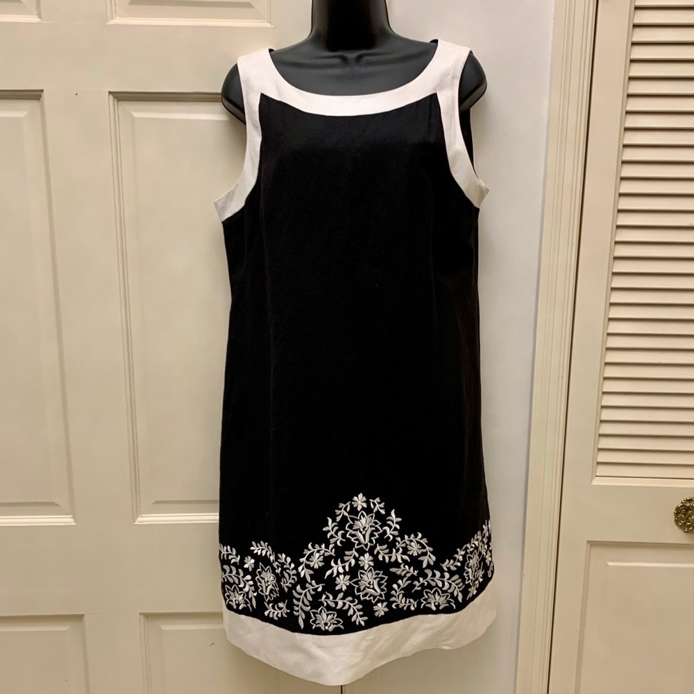 JESSICA HOWARD sleeveless dress. White embroidery.